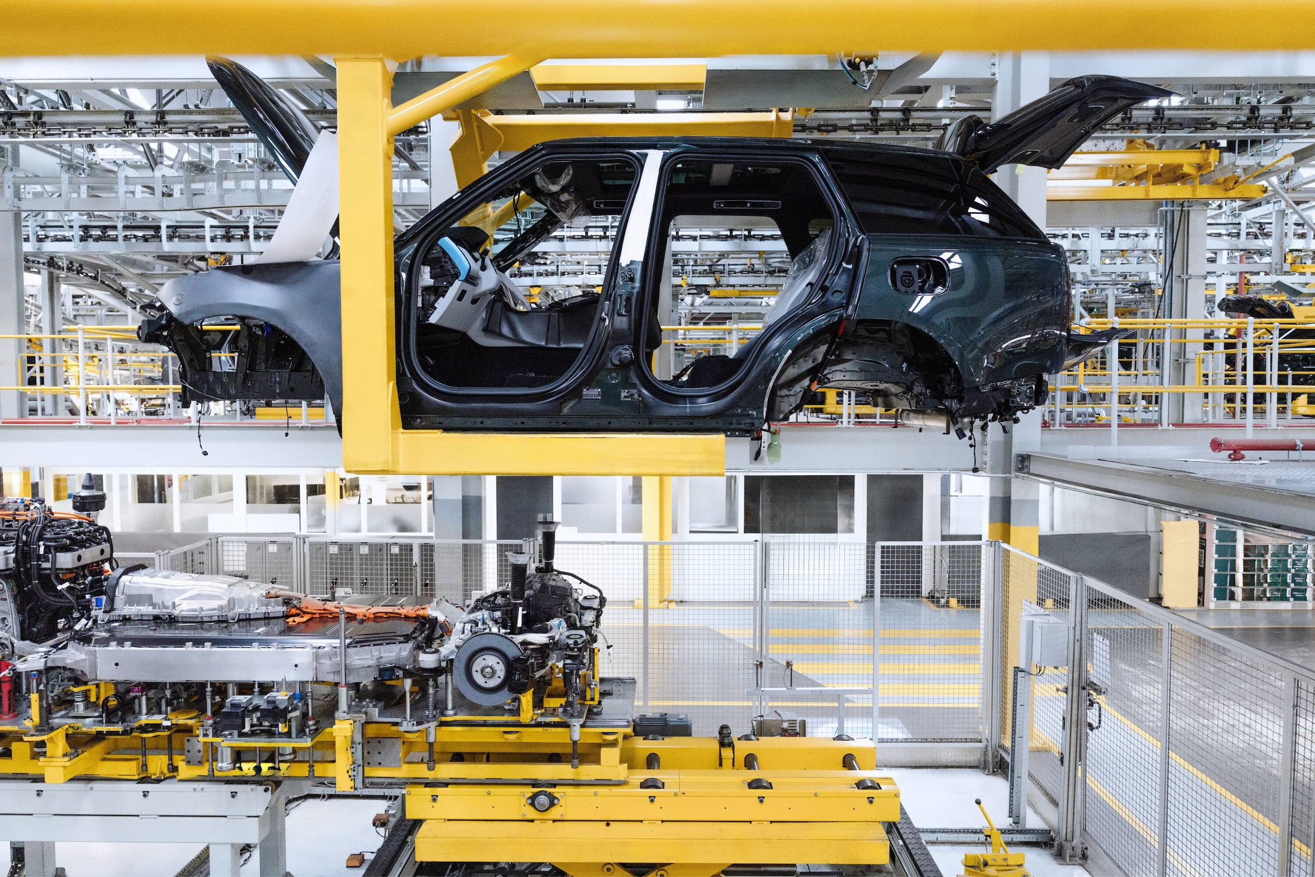 Range Rover Electric, lusso e potenza viaggiano in elettrico
