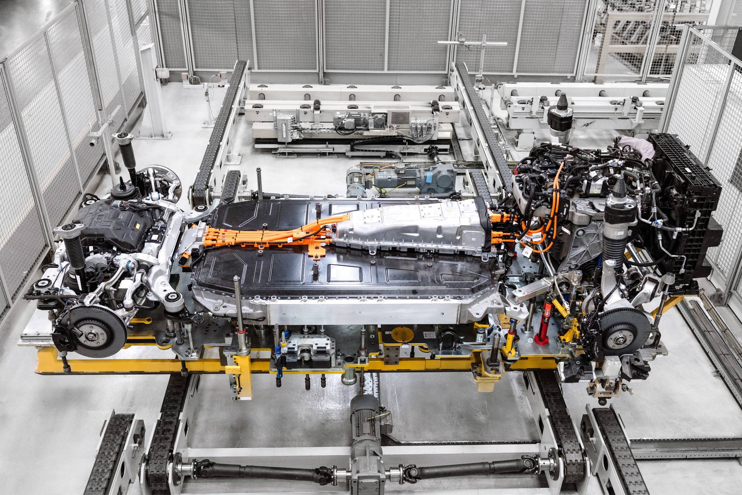Range Rover Electric, lusso e potenza viaggiano in elettrico