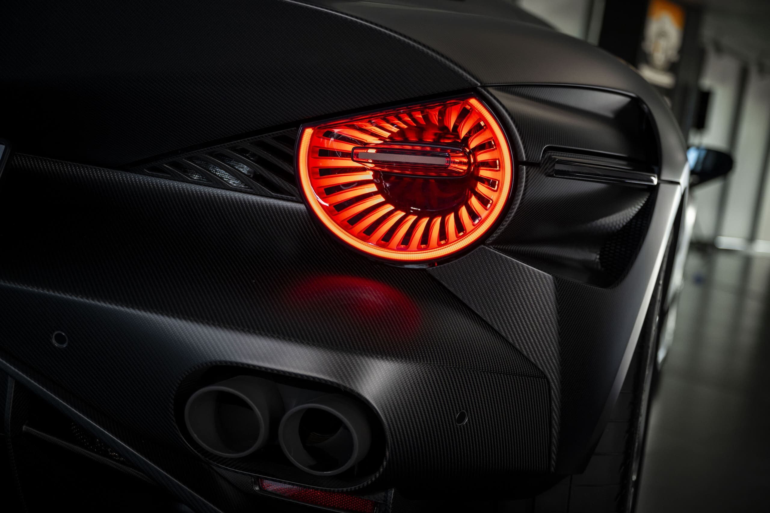 Alfa 33 Stradale Perla Nera, una belva che mostra i muscoli in carbonio