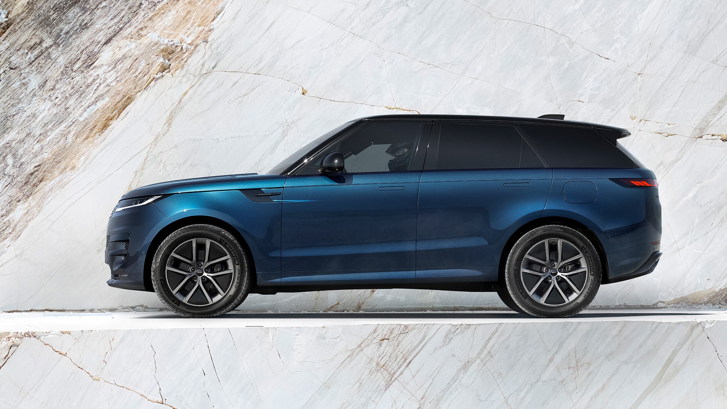 Range Rover Sport Electric, scossa all'icona