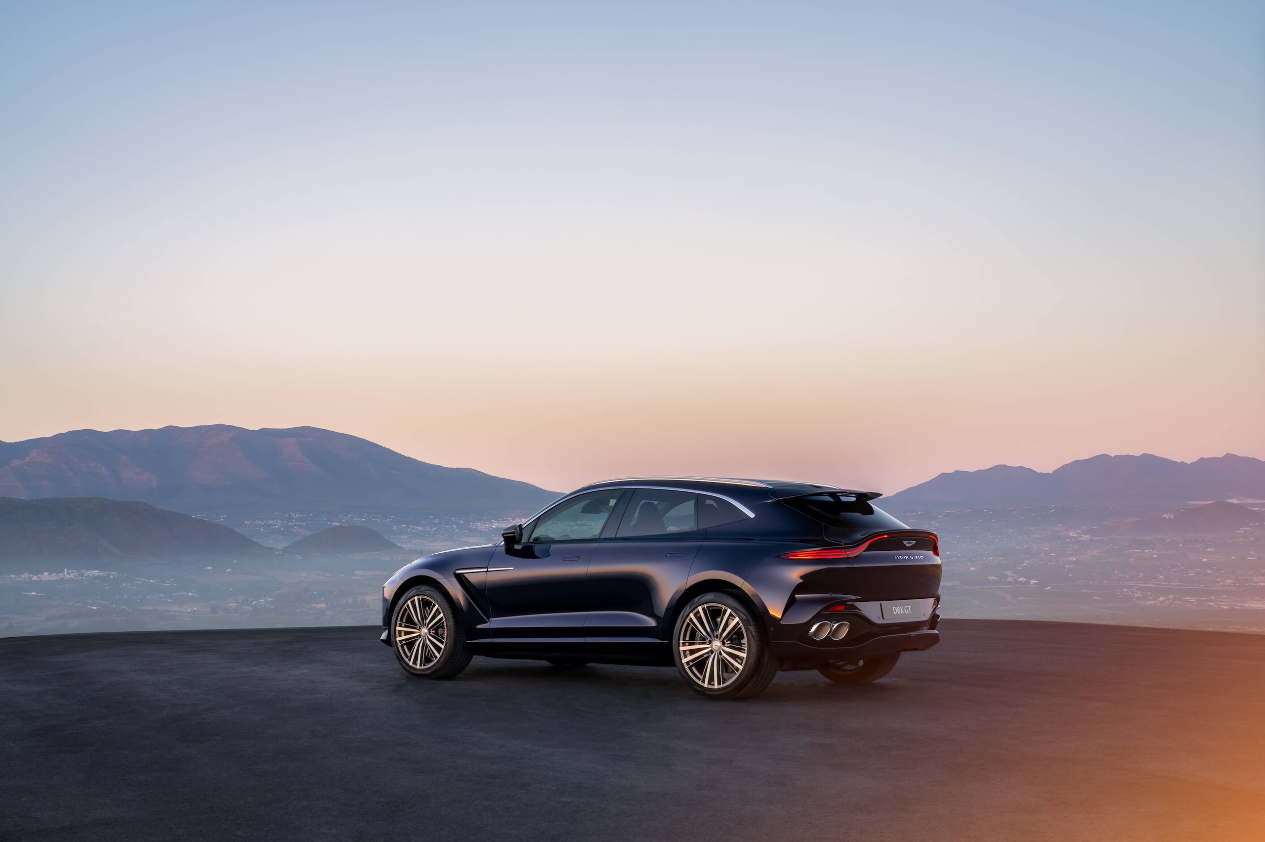 Aston Martin DBX GT, il lusso per passare inosservati