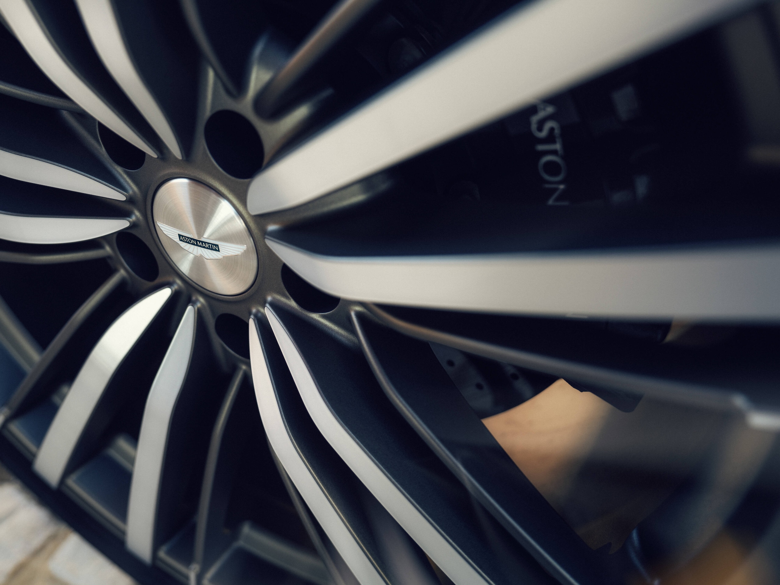 Aston Martin DBX GT, il lusso per passare inosservati