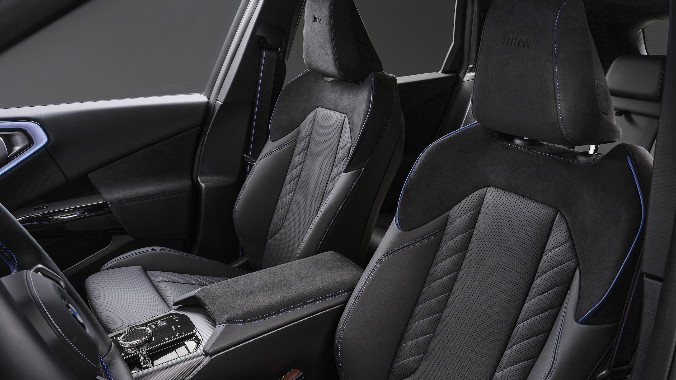 BMW X3 M50 xDrive, più cavalli e nuovo Black Package
