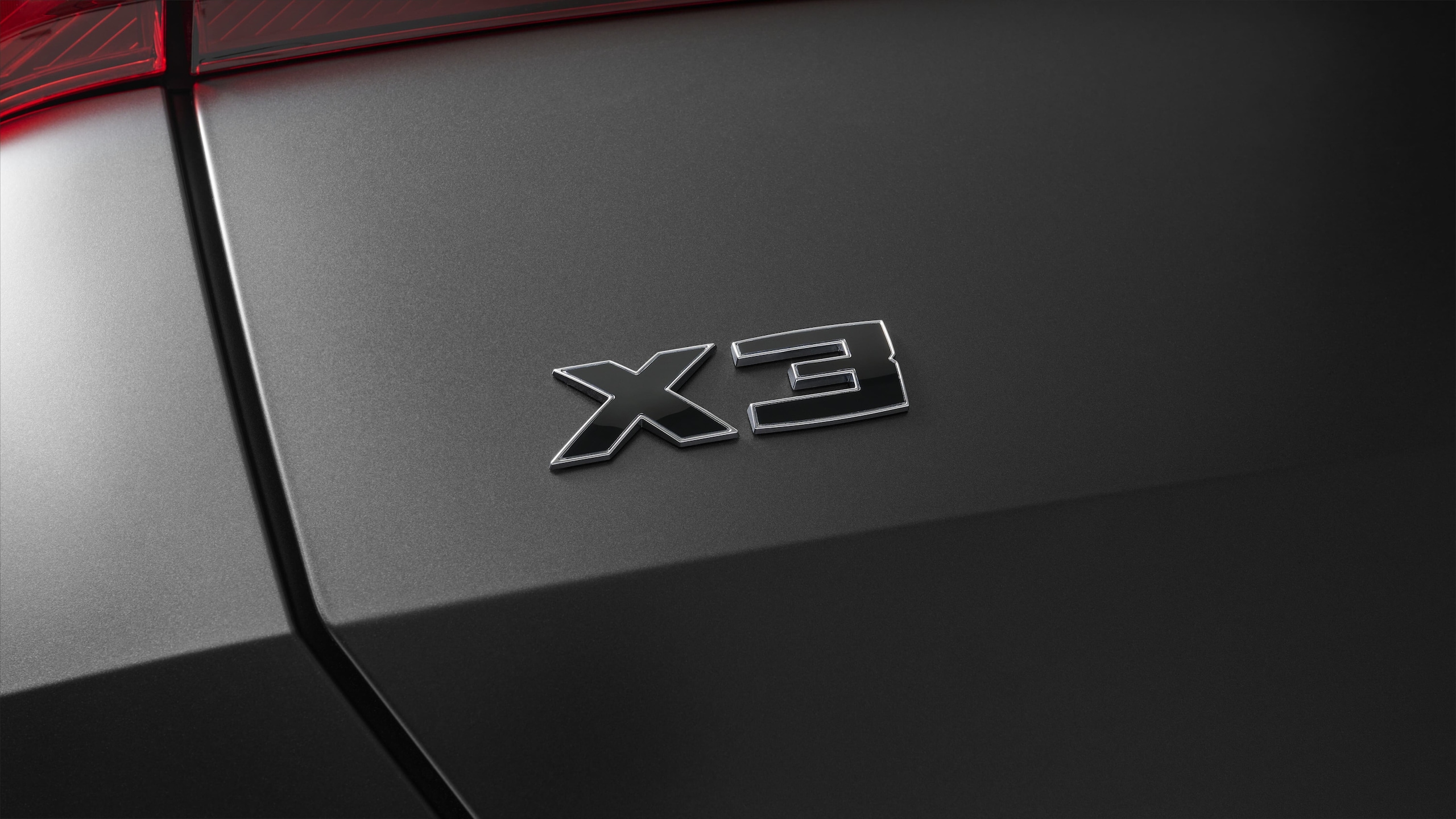 BMW X3 M50 xDrive, più cavalli e nuovo Black Package
