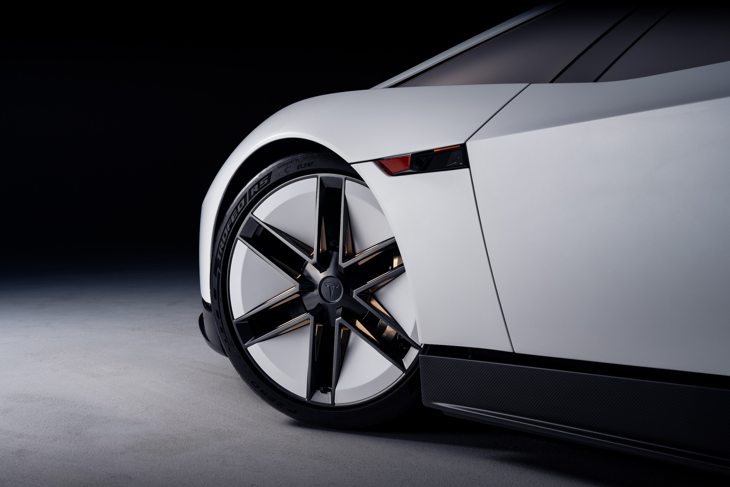 Tesla Roadster: prestazioni estreme e microrazzi SpaceX