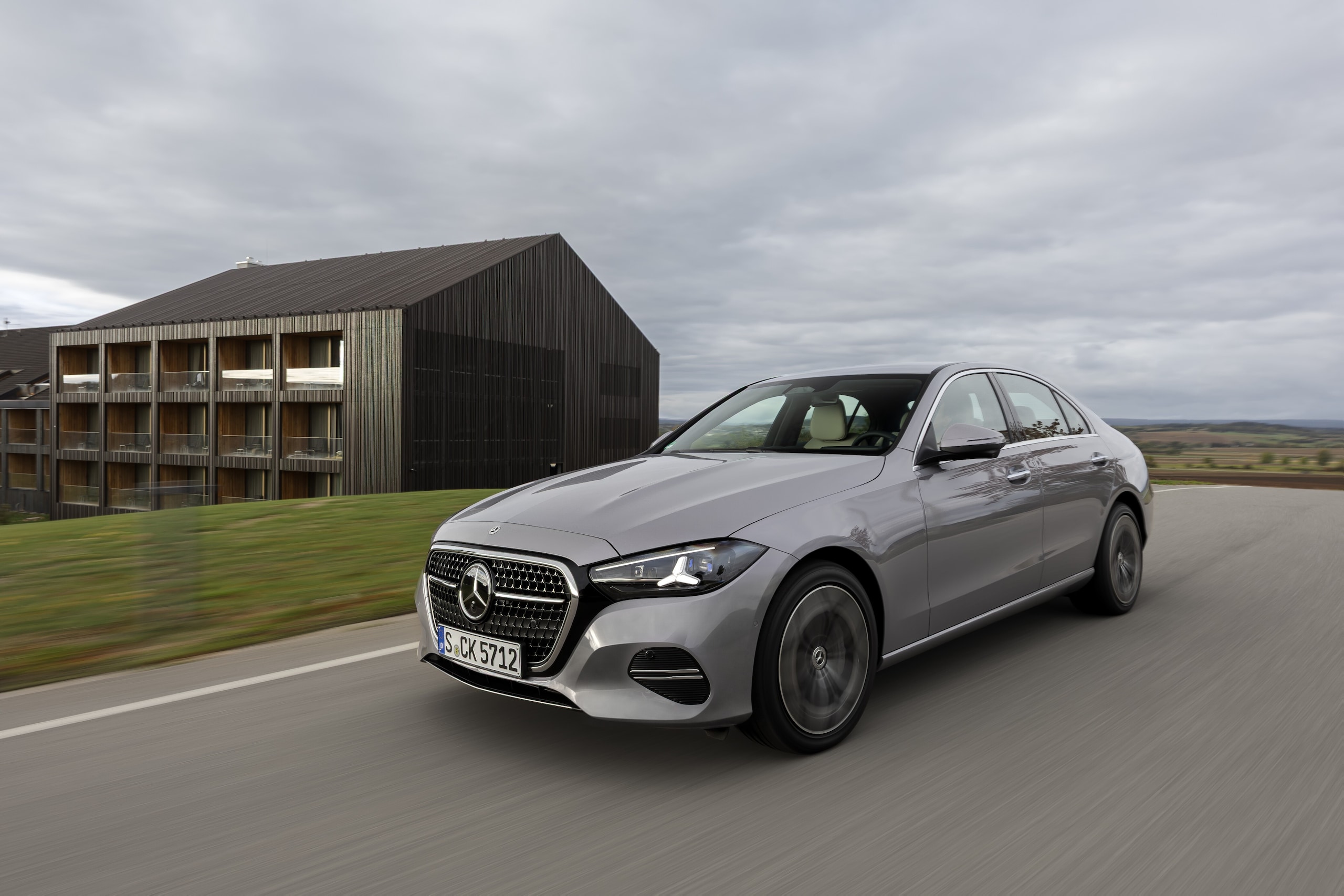 Mercedes-Benz Classe C 2026, nuovo vestito e tanta sostanza