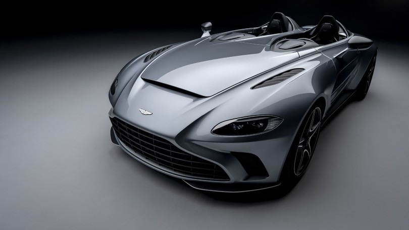 Aston Martin V12 speedster, inno alla barchetta