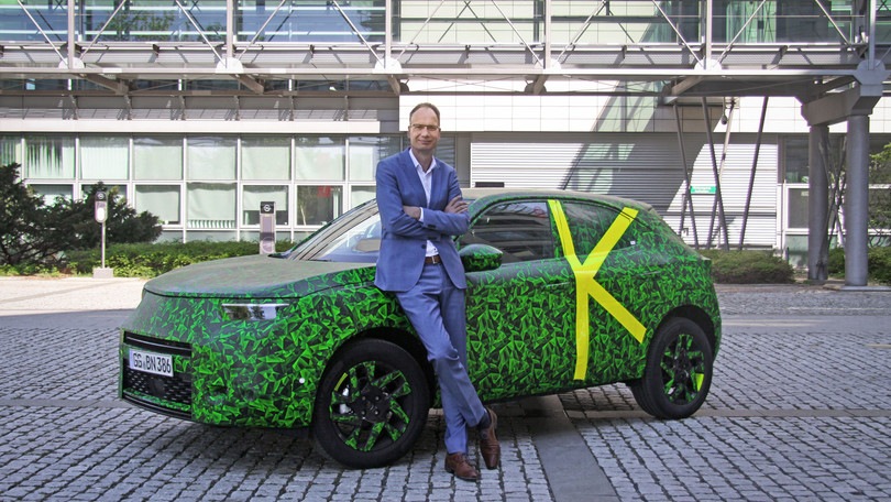 Opel Mokka si mostra col CEO Lohscheller