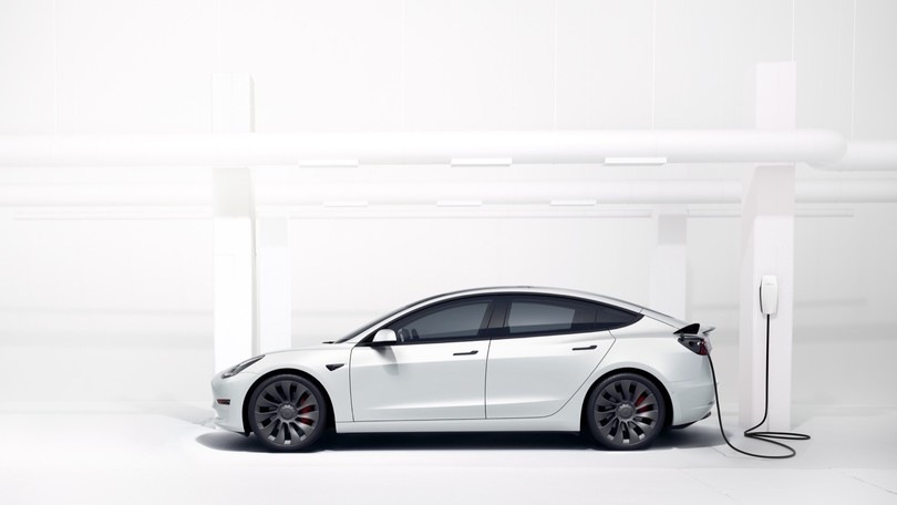 Tesla Model 3, più autonomia ma meno accelerazione per il modello base