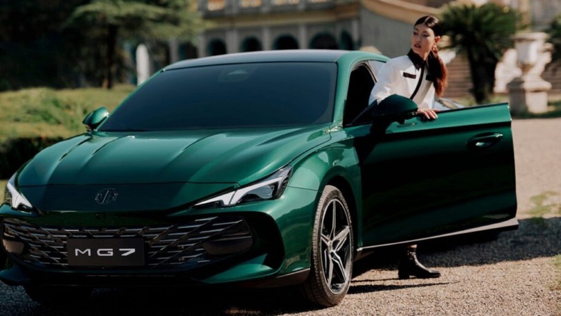 MG7, la elegante berlina sportiva debutta in Cina con motori termici
