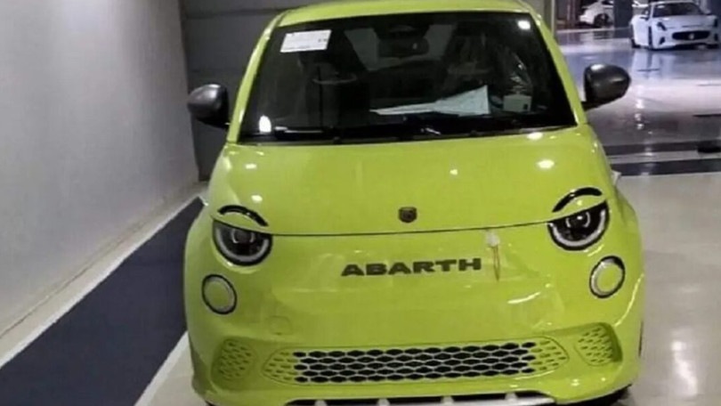 Abarth 500 elettrica, la prima foto "rubata" del modello di serie