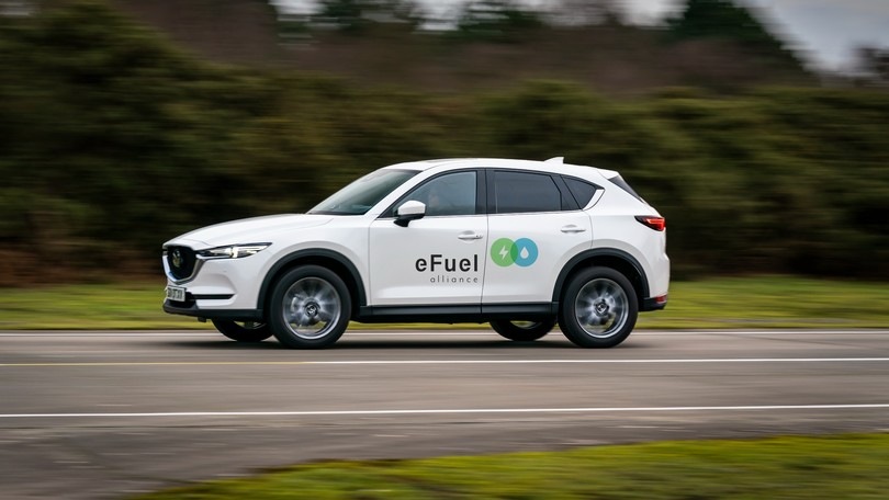 E-fuel vs biocarburanti, pregi e difetti, prezzo e differenza