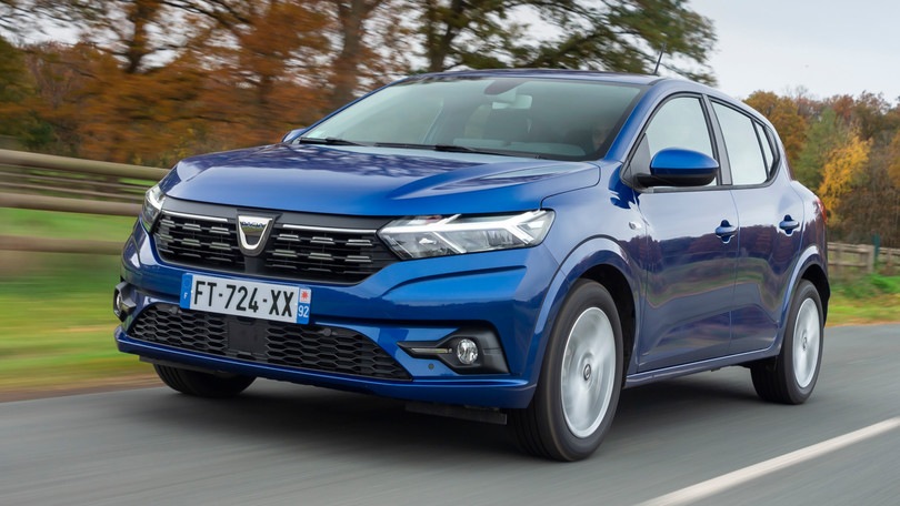 Europa, è duello tra Dacia Sandero e Tesla Model Y