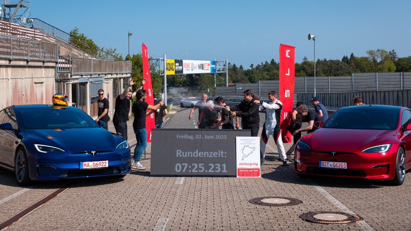Tesla batte Porsche: la Model S Plaid è la nuova regina del Nürburgring