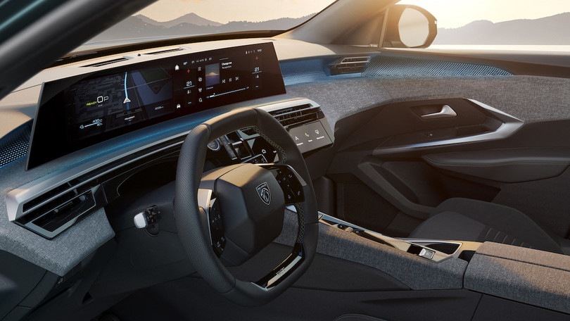 Peugeot e-3008 2023, il panoramic i-Cockpit inaugura una nuova era