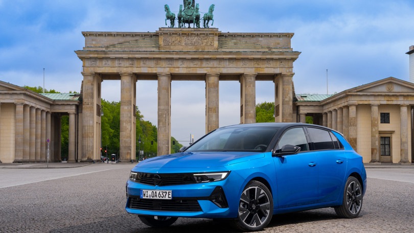 Opel Astra Elettrica, il test della nuova compatta alla spina