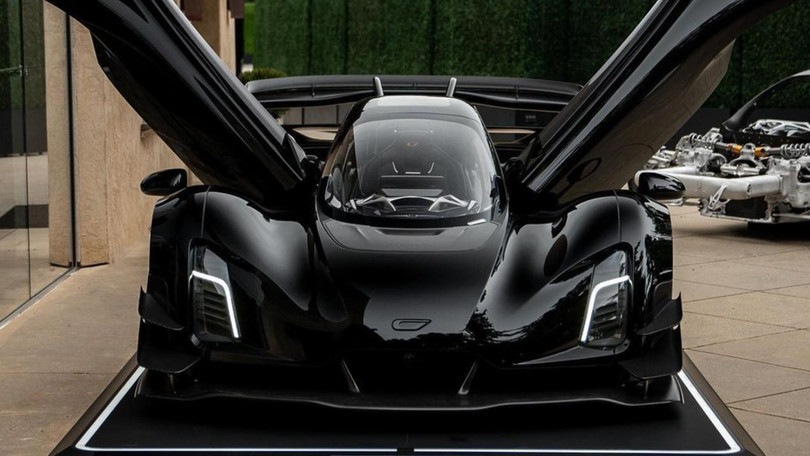 Czinger 21C Blackbird, 1.350 cavalli total black