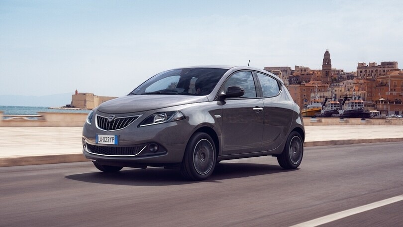 Lancia Ypsilon 2024 aggiorna la gamma: la Hybrid è Oro e Platino