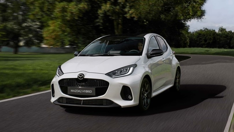Mazda 2 restyling 2024, così lo stile si differenzia dalla Toyota Yaris
