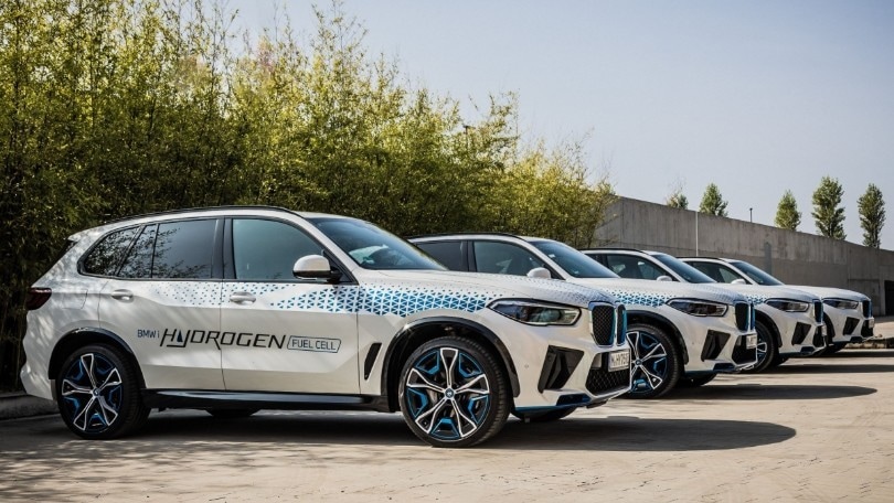 Bmw iX5 Hydrogen fa il pieno all'elettrico