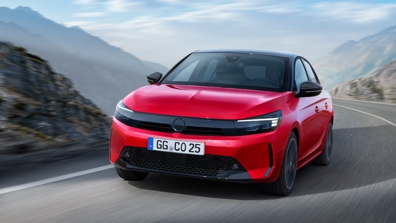 Opel Corsa 2024, arriva il mild hybrid e offre due alternative