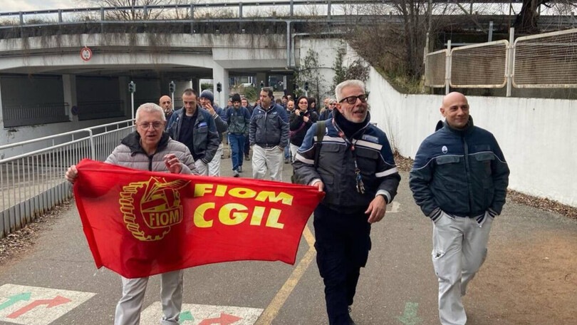 Stellantis, sciopero a Mirafiori: lavoratori della Fiat 500e bloccano le strade