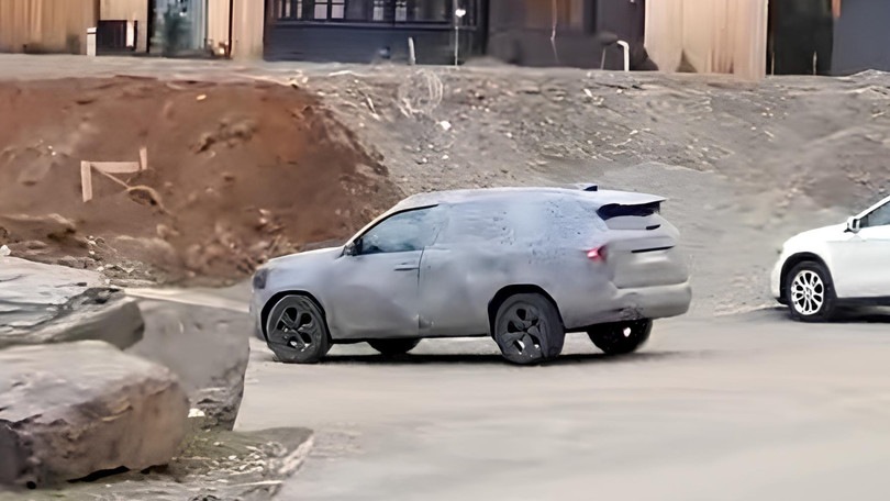 Nuova Dacia Bigster, la Duster XXL "pizzicata" in video