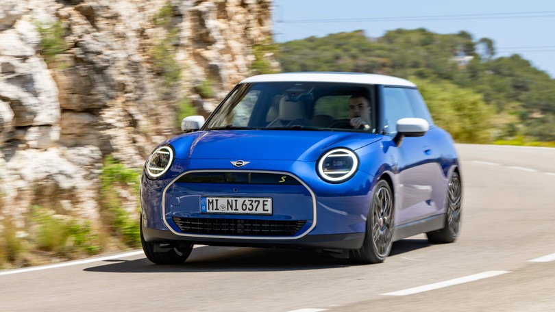 Mini Cooper SE elettrica, su strada diverte anche in versione alla spina