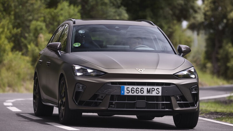 Nuova Cupra Leon, primo contatto con la potenza da record