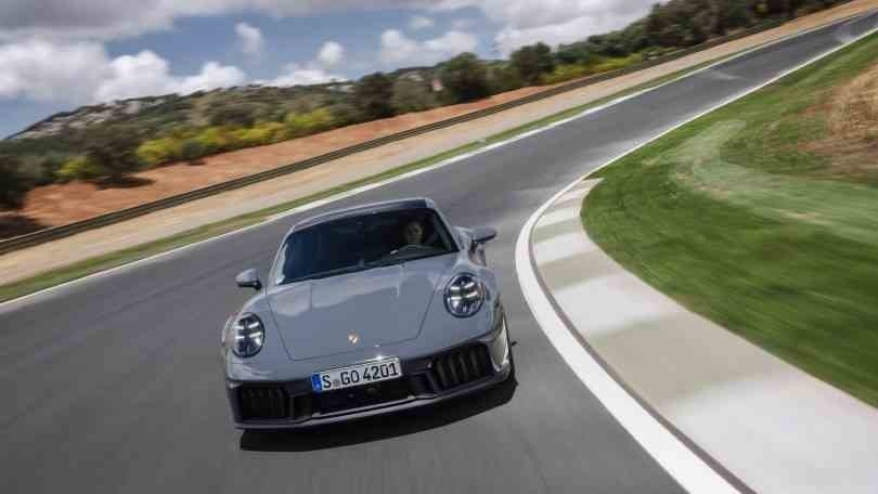 Nuova Porsche 911 GTS, rivoluzione ibrida alla prova