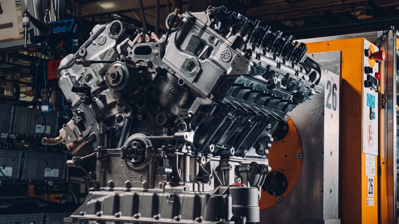 Bentley, prodotto l'ultimo W12 a Crewe, la fine di un mito