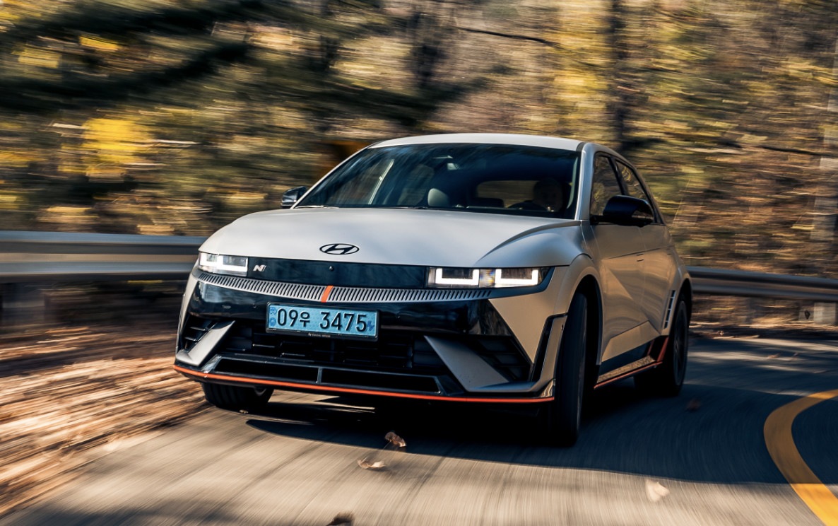 Hyundai Ioniq 5 N, la prova del dragster camuffato