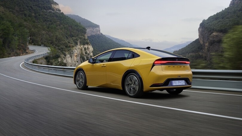 Toyota Prius ibrida plug-in 2025, debutta il geofencing