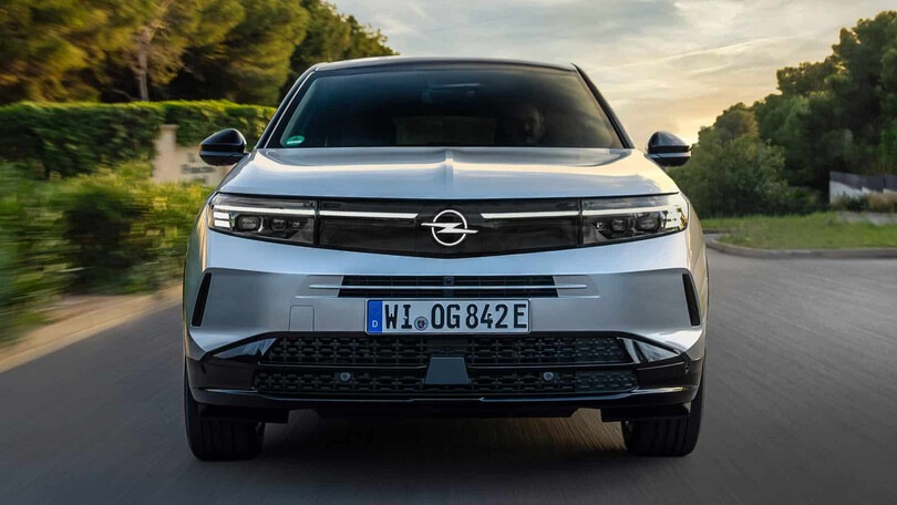 Opel Grandland, la PHEV da 1.000 km con un pieno