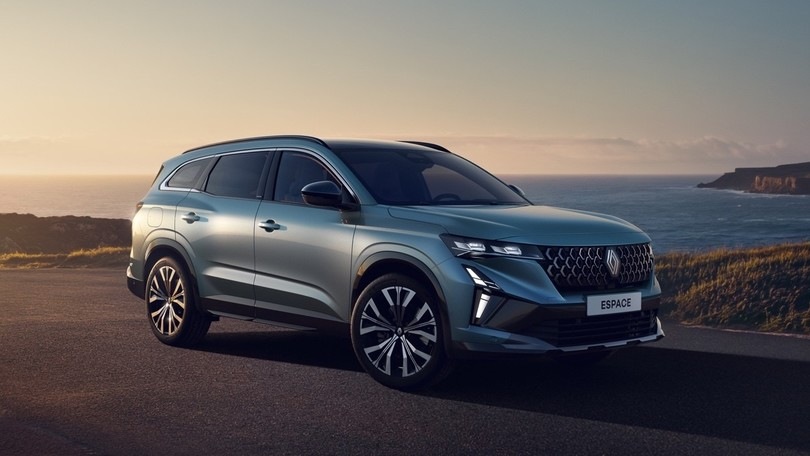 Renault Espace 2025, il restyling è ispirato dal Rafale