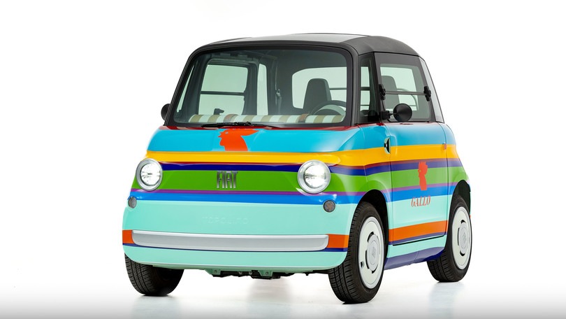 Una Fiat Topolino con le calze alla Design Week di Milano