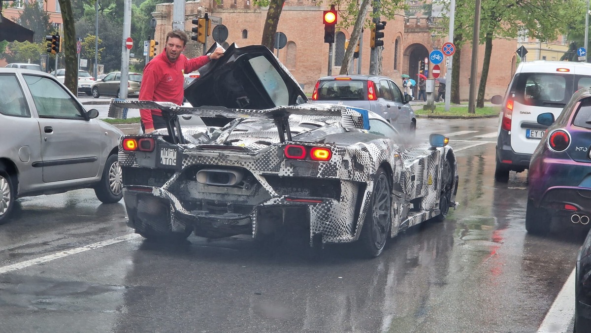 Ferrari F80, riecco il muletto su strada prima dell'avvio della produzione
