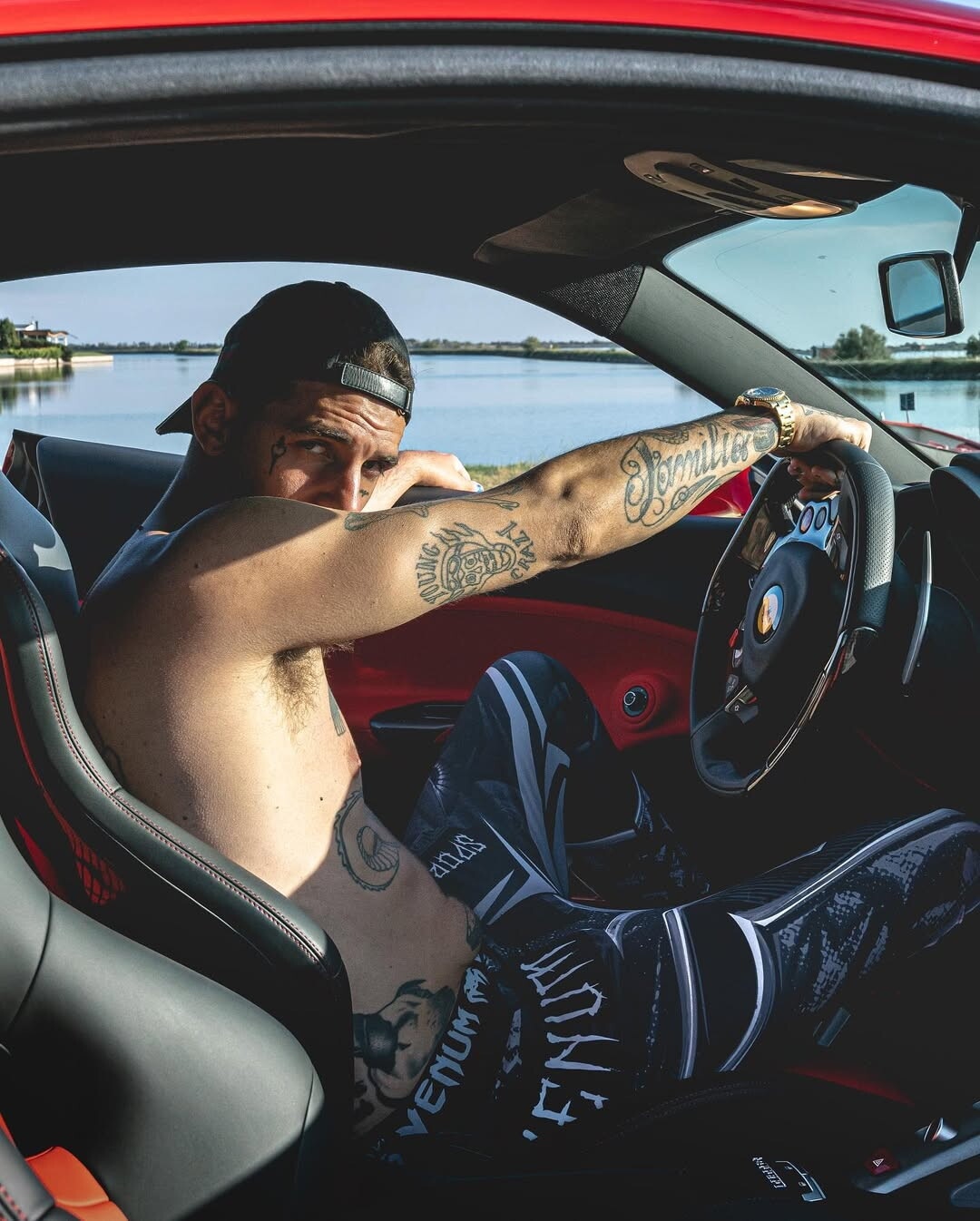 Achille Lauro, amor... per le auto: dal super Suv alla Ferrari