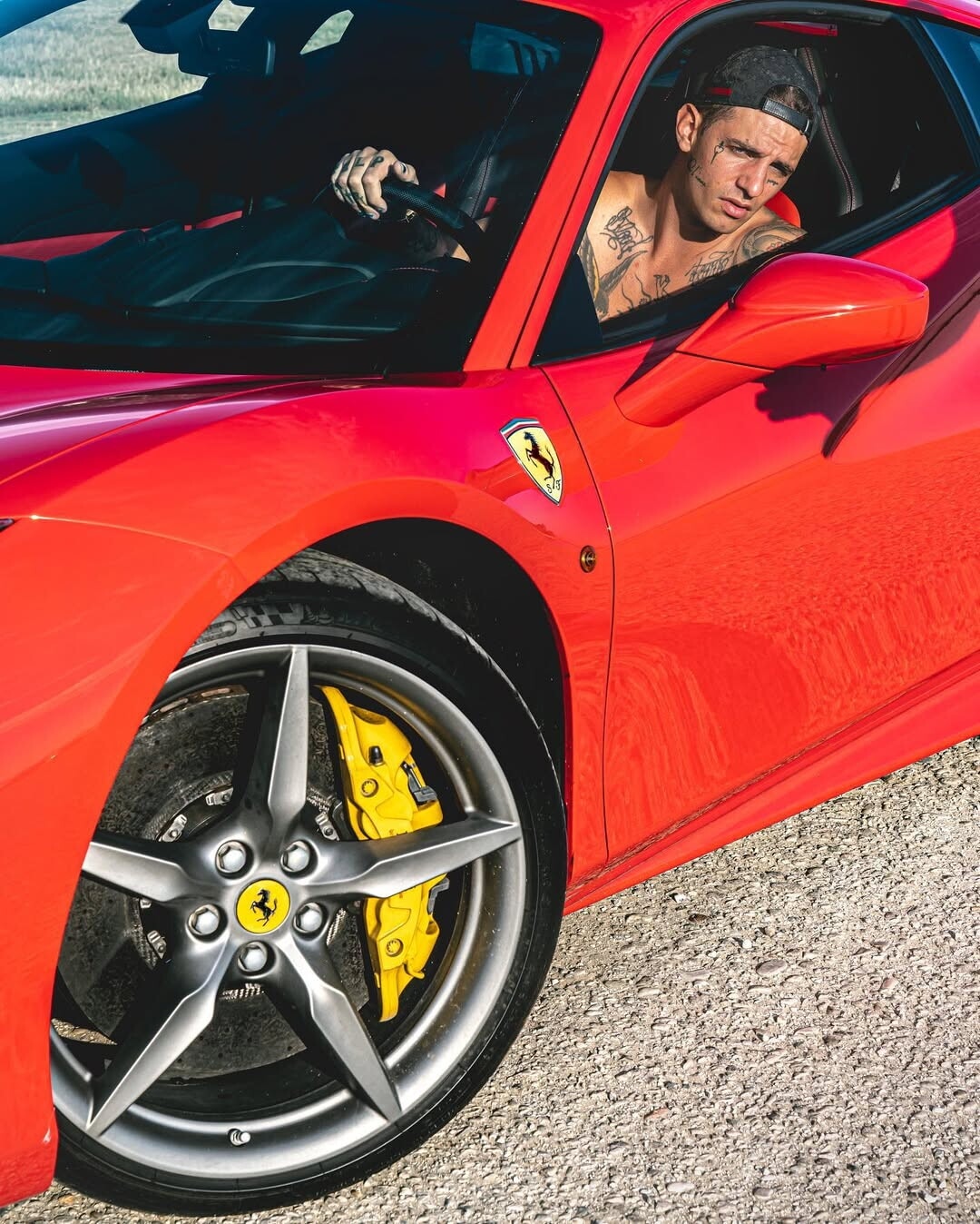 Achille Lauro, amor... per le auto: dal super Suv alla Ferrari