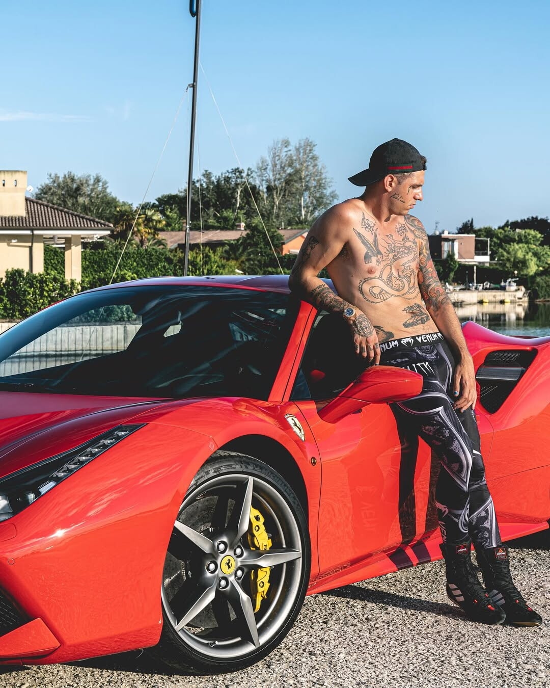 Achille Lauro, amor... per le auto: dal super Suv alla Ferrari