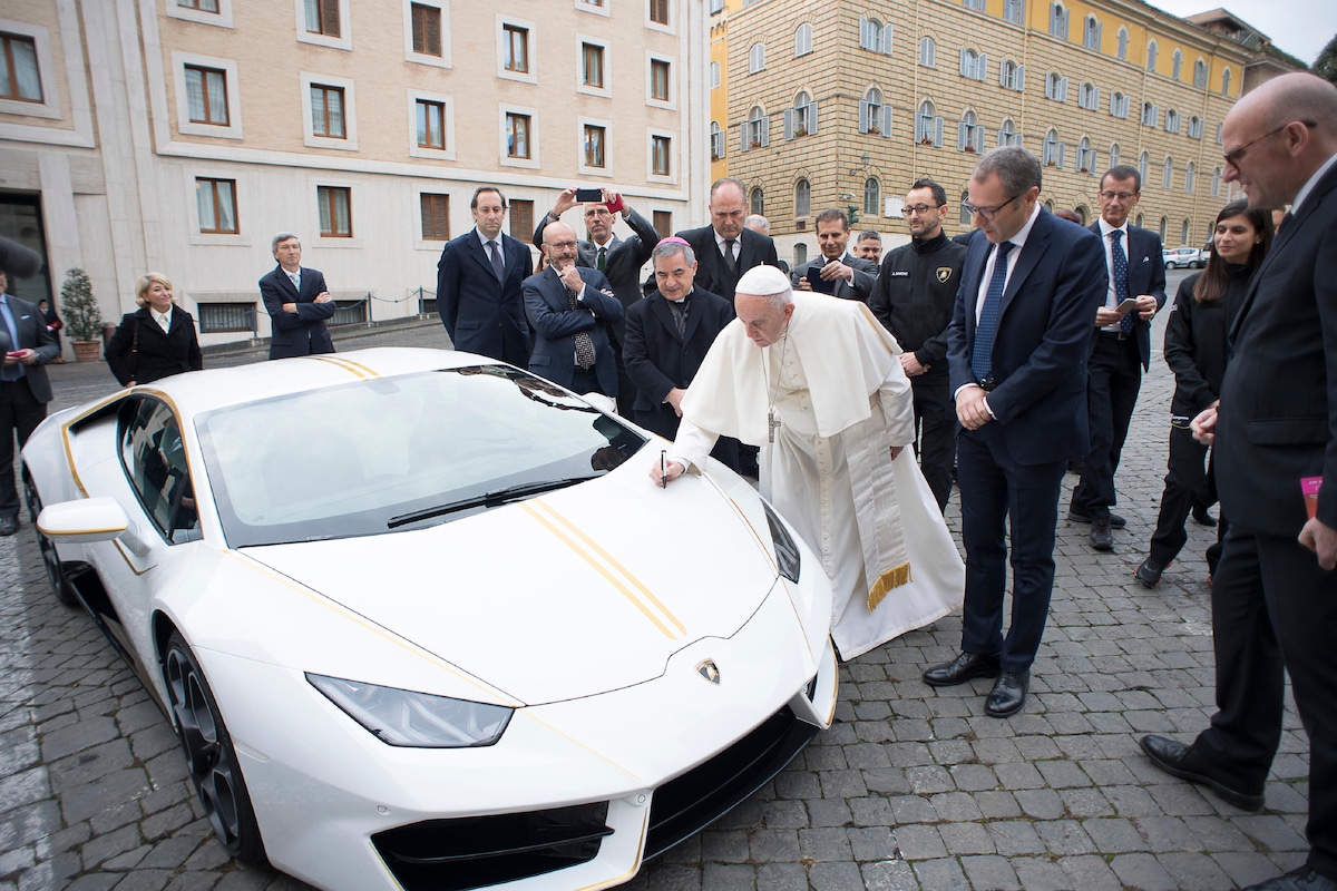 Papa Francesco, le auto: la 500L, la Lambo in beneficenza e la Papamobile "green"