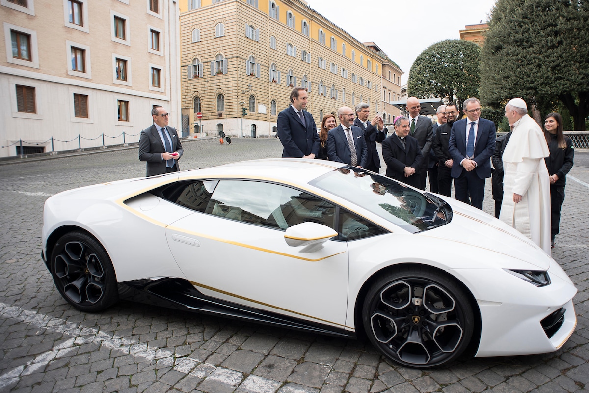 Papa Francesco, le auto: la 500L, la Lambo in beneficenza e la Papamobile "green"