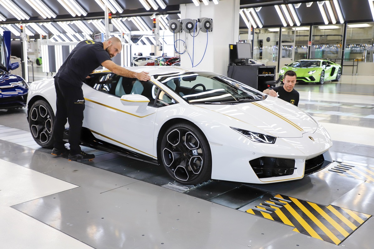 Papa Francesco, le auto: la 500L, la Lambo in beneficenza e la Papamobile "green"