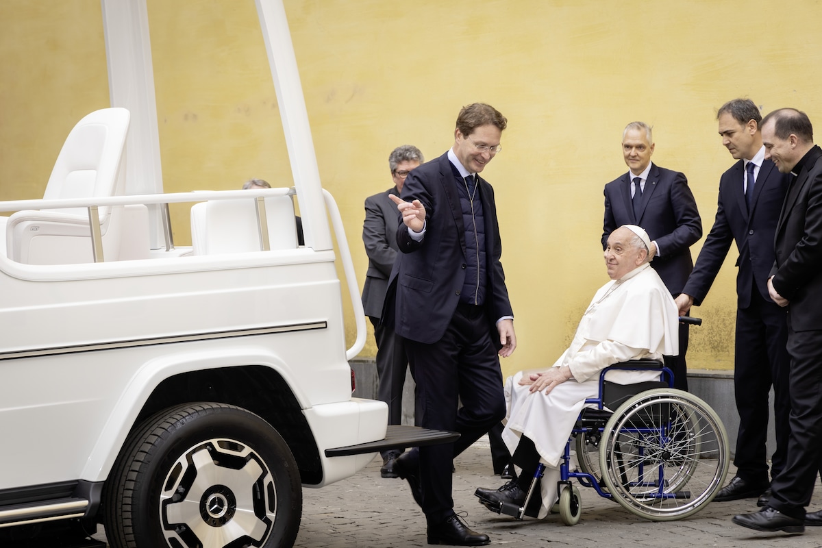 Papa Francesco, le auto: la 500L, la Lambo in beneficenza e la Papamobile "green"