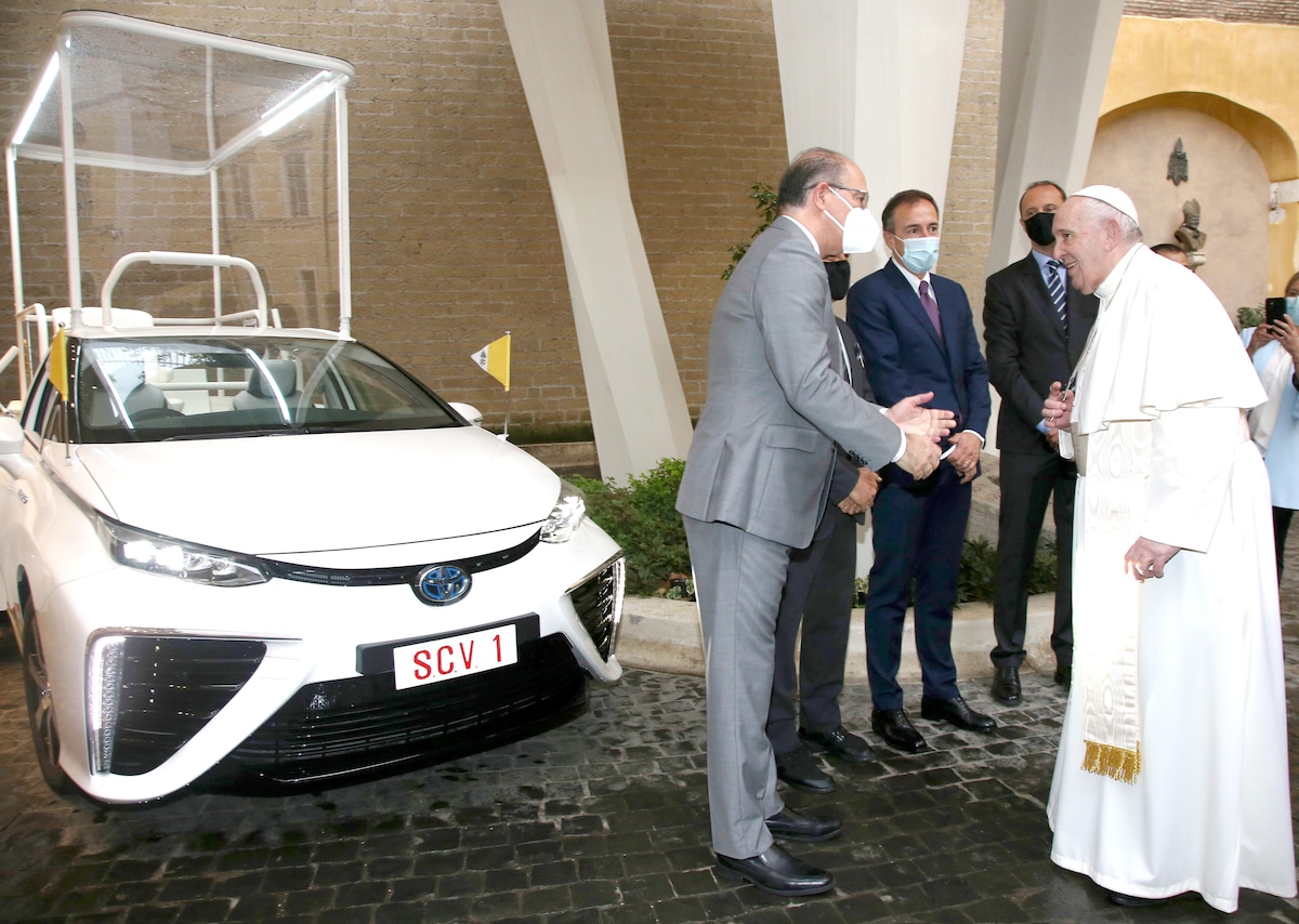 Papa Francesco, le auto: la 500L, la Lambo in beneficenza e la Papamobile "green"