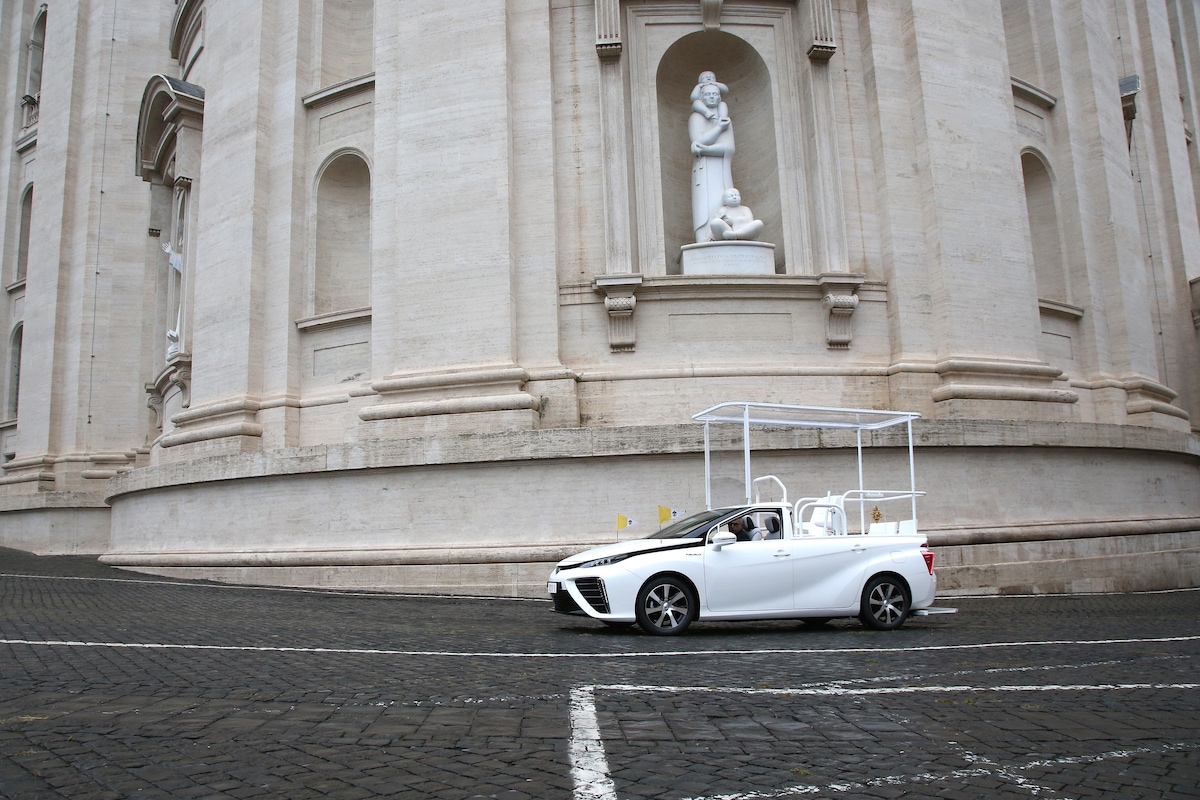Papa Francesco, le auto: la 500L, la Lambo in beneficenza e la Papamobile "green"