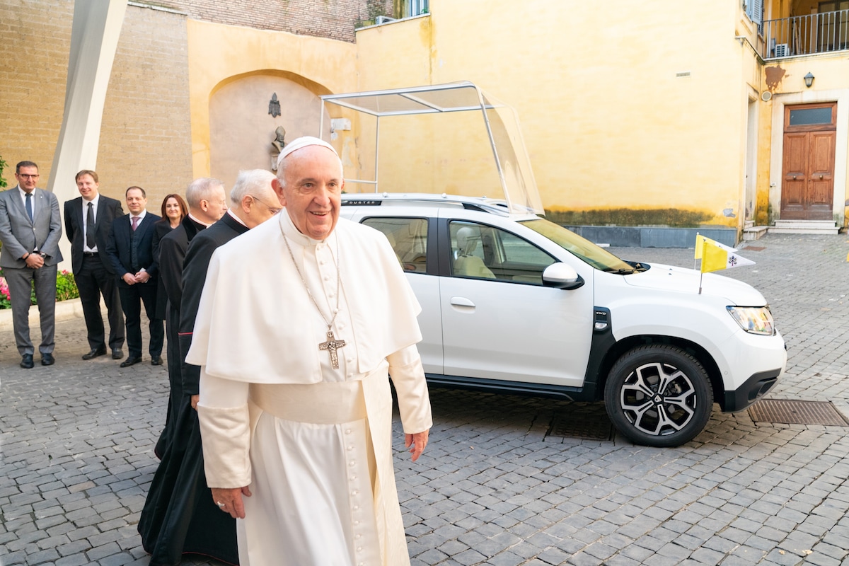 Papa Francesco, le auto: la 500L, la Lambo in beneficenza e la Papamobile "green"