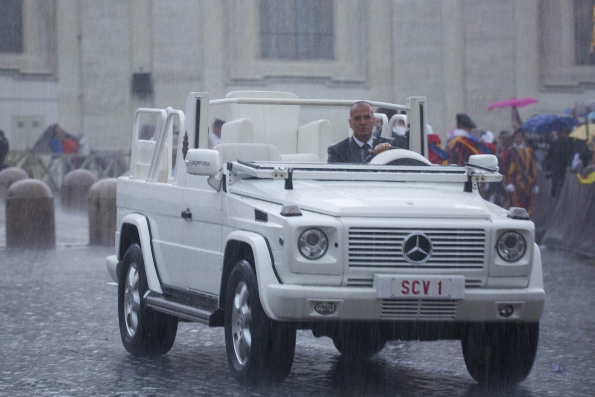 Papa Francesco, le auto: la 500L, la Lambo in beneficenza e la Papamobile "green"