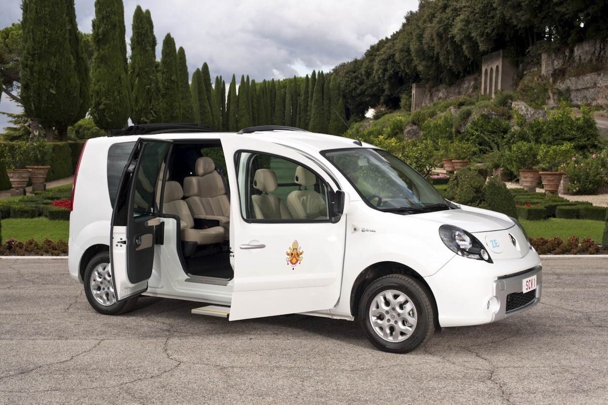 Papa Francesco, le auto: la 500L, la Lambo in beneficenza e la Papamobile "green"