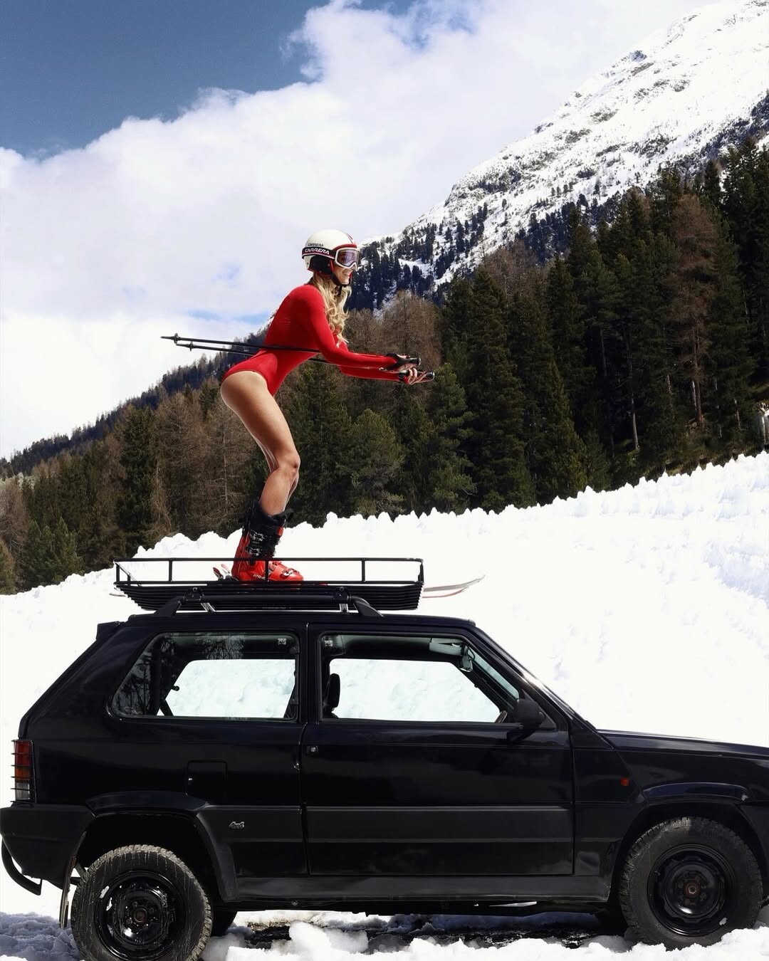 Diletta Leotta sulla neve con tuta rossa, sci e... Fiat Panda 4x4